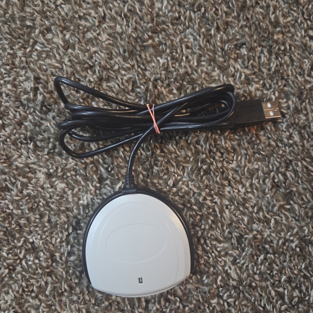 USB Black and White Card Reader Identiv SCR3310v2.0 USB Smart Card Reader